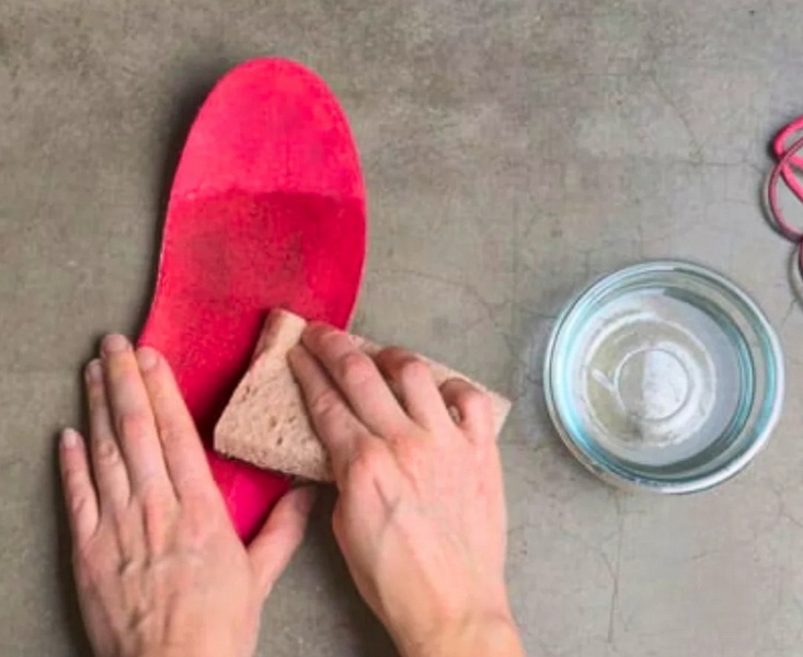 how to clean shoe insoles with baking soda.jpg